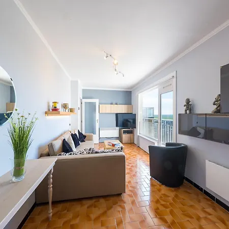Апартаменты Rooftop Flat By The Seafront With Sea View, Cleaning Included *